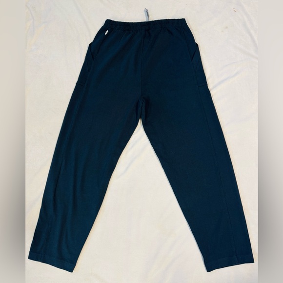 Vuori Black Cropped Utility Joggers - Picture 5 of 7